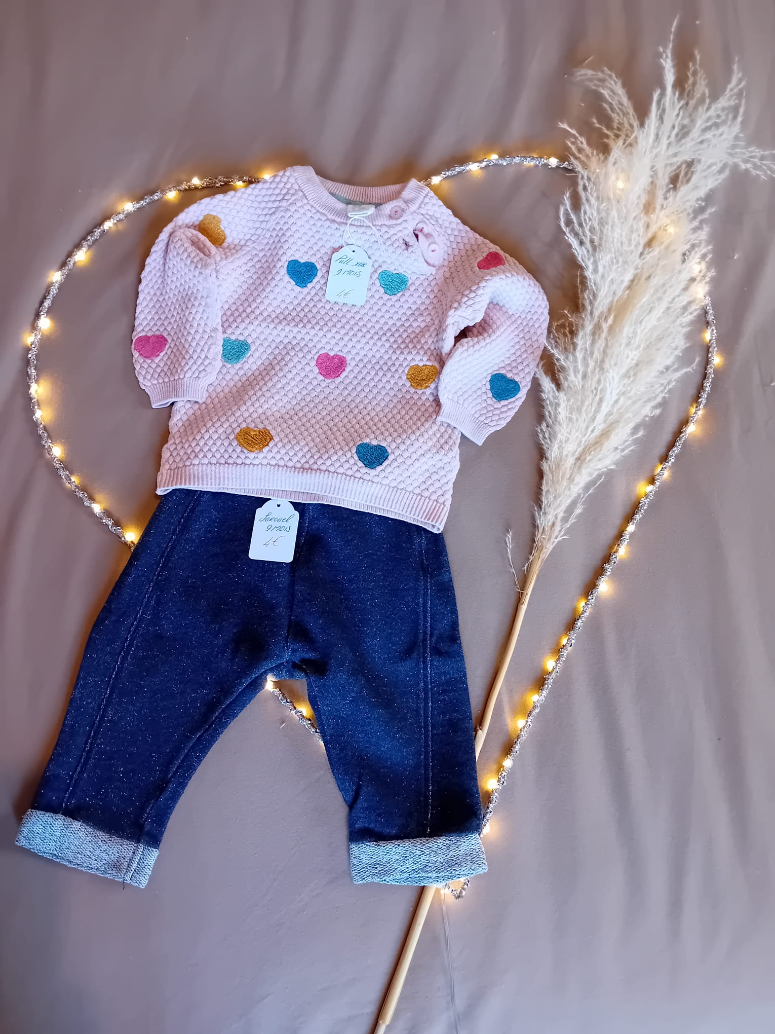 Pull rose avec cœurs colorés  2