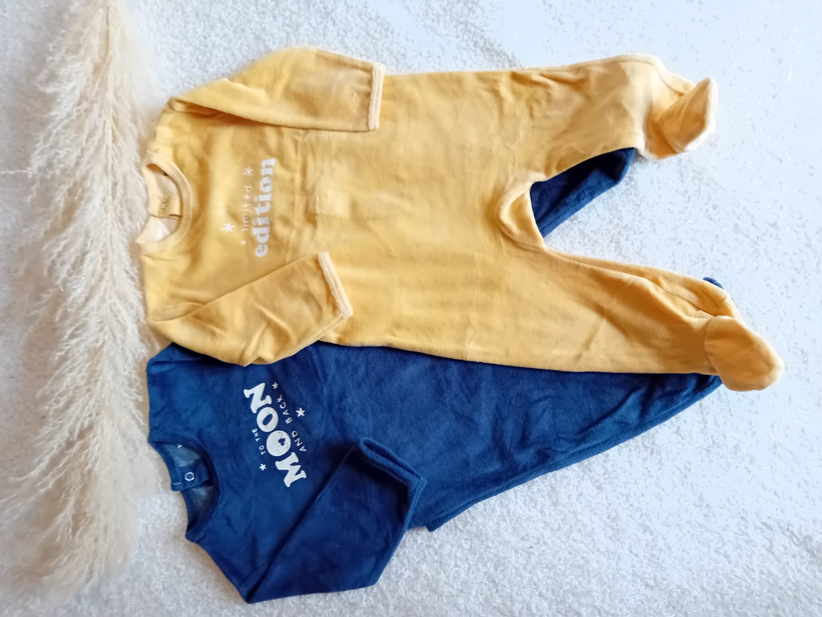 Lot de 2 pyjamas épais.