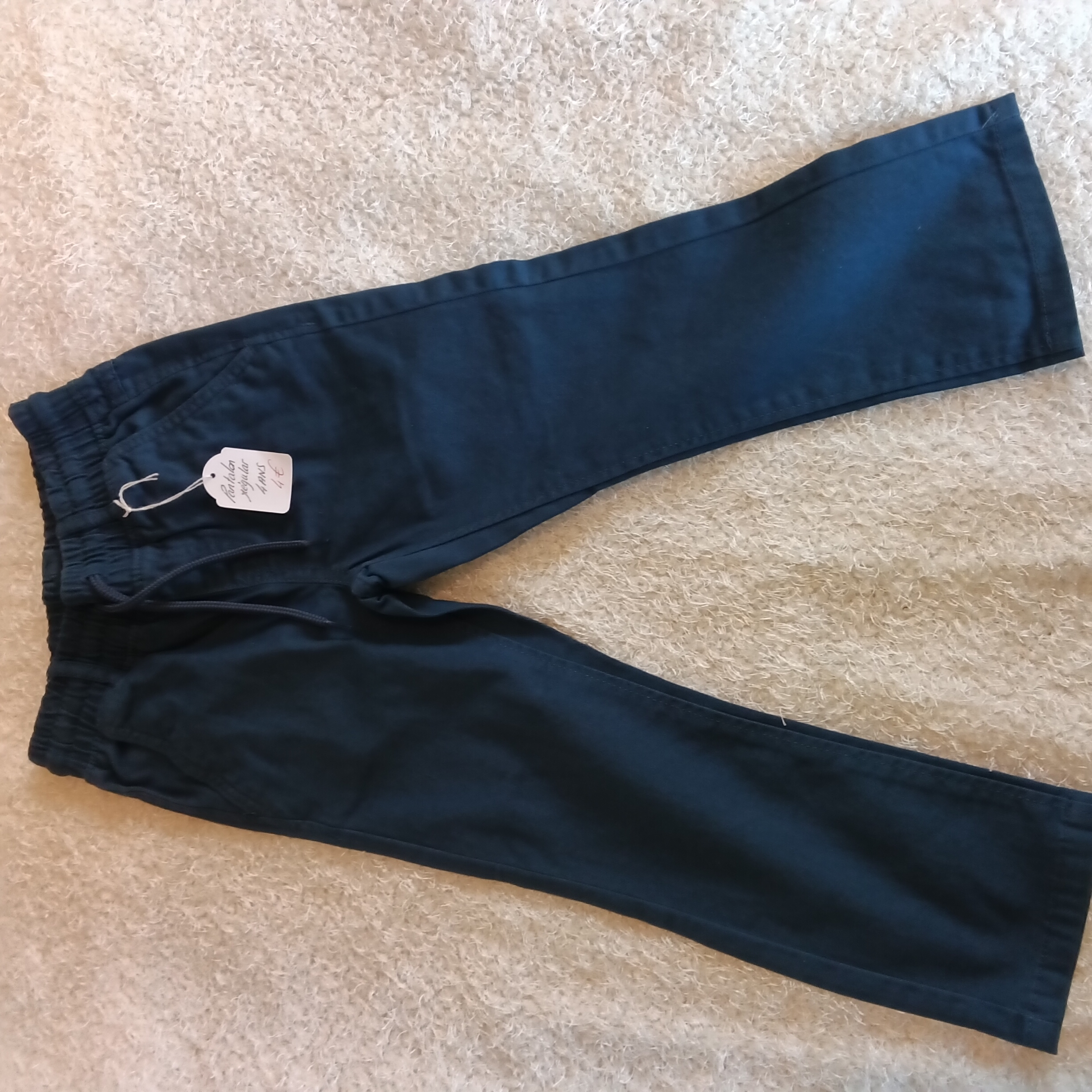 Pantalon regular.   1140